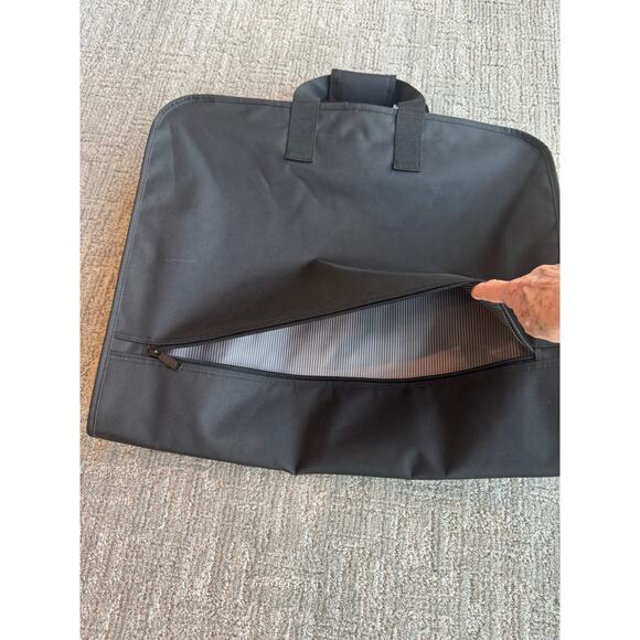 Wallybag Garment Bag 40” X 22” X 3”with large exterior pockets Like New - Picture 7 of 14